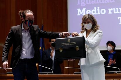 El vicepresidente del Gobierno y ministro de Asuntos Sociales y Agenda 2030 saliente, Pablo Iglesias, en el traspaso de la cartera ministerial a la nueva vicepresidenta tercera, Yolanda Díaz (que se mantiene también como titular de Trabajo y Economía social).