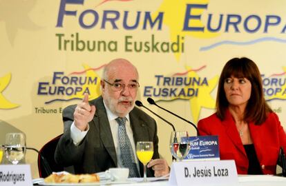 El delegado del Gobierno en el País Vasco, Jesús Loza, junto a Idoia Mendia, este miércoles en el Fórum Europa en Bilbao.