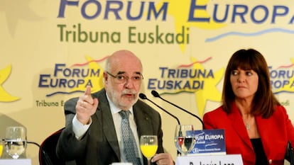 El delegado del Gobierno en el País Vasco, Jesús Loza, junto a Idoia Mendia, este miércoles en el Fórum Europa en Bilbao.