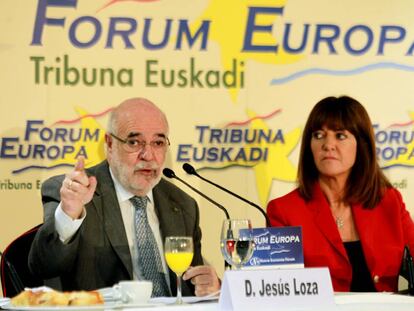 El delegado del Gobierno en el País Vasco, Jesús Loza, junto a Idoia Mendia, este miércoles en el Fórum Europa en Bilbao.