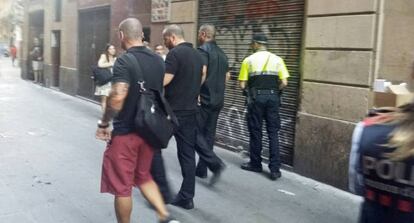 Diversos empleats de Desokupa després de l'intent de desallotjament del Raval.