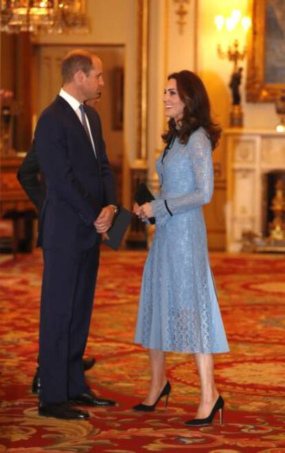 Los duques de Cambridge, en el palacio de Buckingham.