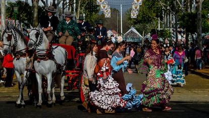 Ir a la Feria de Abril

No por obvia vamos a dejarla fuera... Que las previsiones de mal tiempo no obstaculicen a todos aquellos ansiosos de albero y casetas; rebujito, manzanilla y adobo; vestidos de faralaes y olé. Si Sevilla te pilla lejos, siempre podrás acercarte a las réplicas que se celebran estos días en miles de localidades. “Mírame cara a cara que es la primera…”.