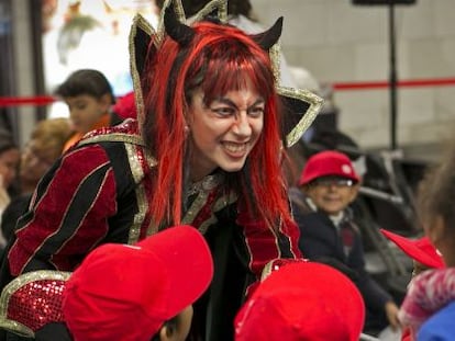 Una diablessa espanta un grup de nens durant una representaci&oacute; d&rsquo;Els Pastorets celebrada al metro de Barcelona.