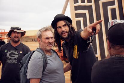 El actor Sergi López y el director Oliver Laxe, en el rodaje de 'Sirat'.