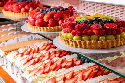 Tarta de frutas y brazo de nata con frutos rojos.