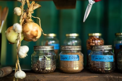 Con varios ingredientes y especias, Carlos busca exaltar la cocina local.