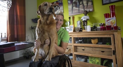 Marieke com seu cachorro Zen na sala de sua casa pouco antes de partir a Lanzarote.