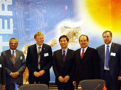 El comisario de Investigación de la UE, Janez Potocnik (en el centro), con representantes de los países socios del ITER, ayer en Bruselas.