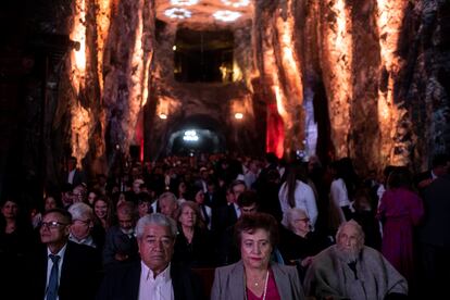 Algunos de los invitados al lanzamiento de la exposición esperan el inicio de las proyecciones.