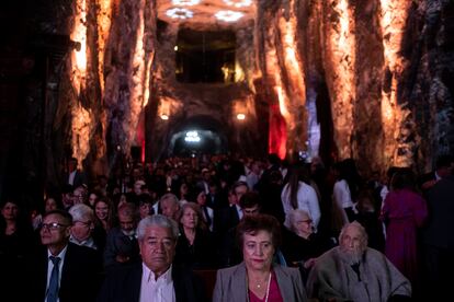 Algunos de los invitados al lanzamiento de la exposición esperan el inicio de las proyecciones. 