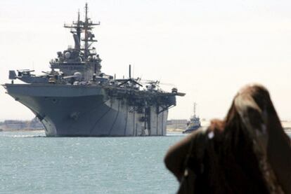 Una egipcia observa el paso por el canal de Suez del buque de guerra estadounidense <i>USS Kearsarge</i>.