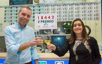 El número 18.442, segundo premio del sorteo extraordinario de la lotería de El Niño, dotado con 750.000 euros por serie (75.000 euros al décimo), ha repartido 3.750.000 euros en el centro comercial Intu Asturias, en Paredes de Siero, además de 150.000 euros en Aller.