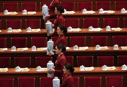 Azafatas se disponen a servir té antes de que arranque la ceremonia de clausura de la XII Asamblea Nacional Popular, en el Gran Palacio del Pueblo de Pekín (China).