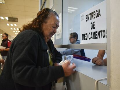 Una mujer recoge medicamentos en una clínica del ISSSTE en Xalapa, en el Estado de Veracruz.