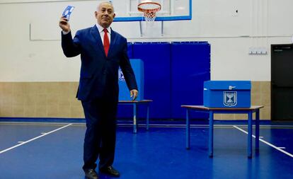 El primer ministro israelí, Banjamin Netanyahu, deposita su voto durante las elecciones parlamentarios, en Jerusalén.