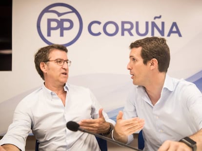 Feijóo y Casado, durante el acto con la militancia en la sede del PP en A Coruña.