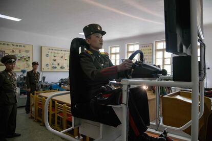 Una clase está atestada de armas pequeñas, otra contiene un tanque con orugas móviles y la filmación es un tema clave, el entrenamiento se lleva a cabo de manera electrónica. En la imagen, un estudiante durante unas prácticas de conducción de vehículos militares en un simulador.