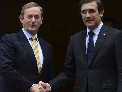 El primer ministro portugués, Pedro Passos Coelho, recibe ayer a su homólogo irlandés, Enda Kenny.