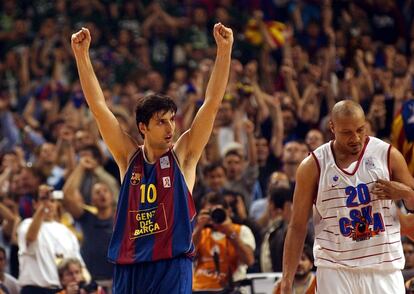Dejan Bodiroga, del Barcelona, celebra la victoria de su equipo sobre el CSKA Moscú (76-71), en el partido de semifinales de la Euroliga de baloncesto, en 2003; a la derecha, en la imagen, Victor Alexander, del CSKA. Los azulgrana se porcalamaron campeones aquel año tras ganar al Benetton por 76-65.