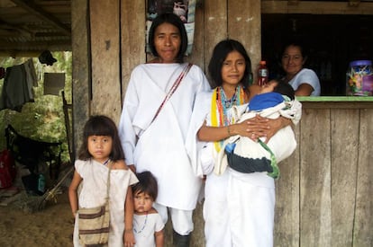 Una familia kogui baja a aprovisonarse a uno de los muchos kioscos de venta de bebidas y alimentos repartidos por la selva.