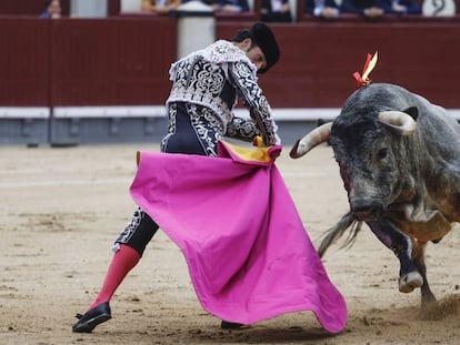 Morenito de Aranda con su primer toro, este miércoles en Madrid.