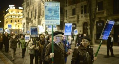 Manifestantes con pancartas de presos de ETA el viernes en Bilbao.