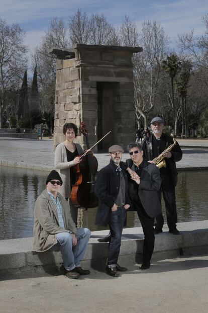 Guillermo Bazzola, Paloma Carrasco, Javier Entonado; Gregorio Kazaroff, Ricardo Tejero. Todos son miembros del colectivo, Raras M&uacute;sicas. 