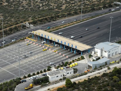 Vista de la playa de peajes de la autopista Attica de Atenas (Grecias).