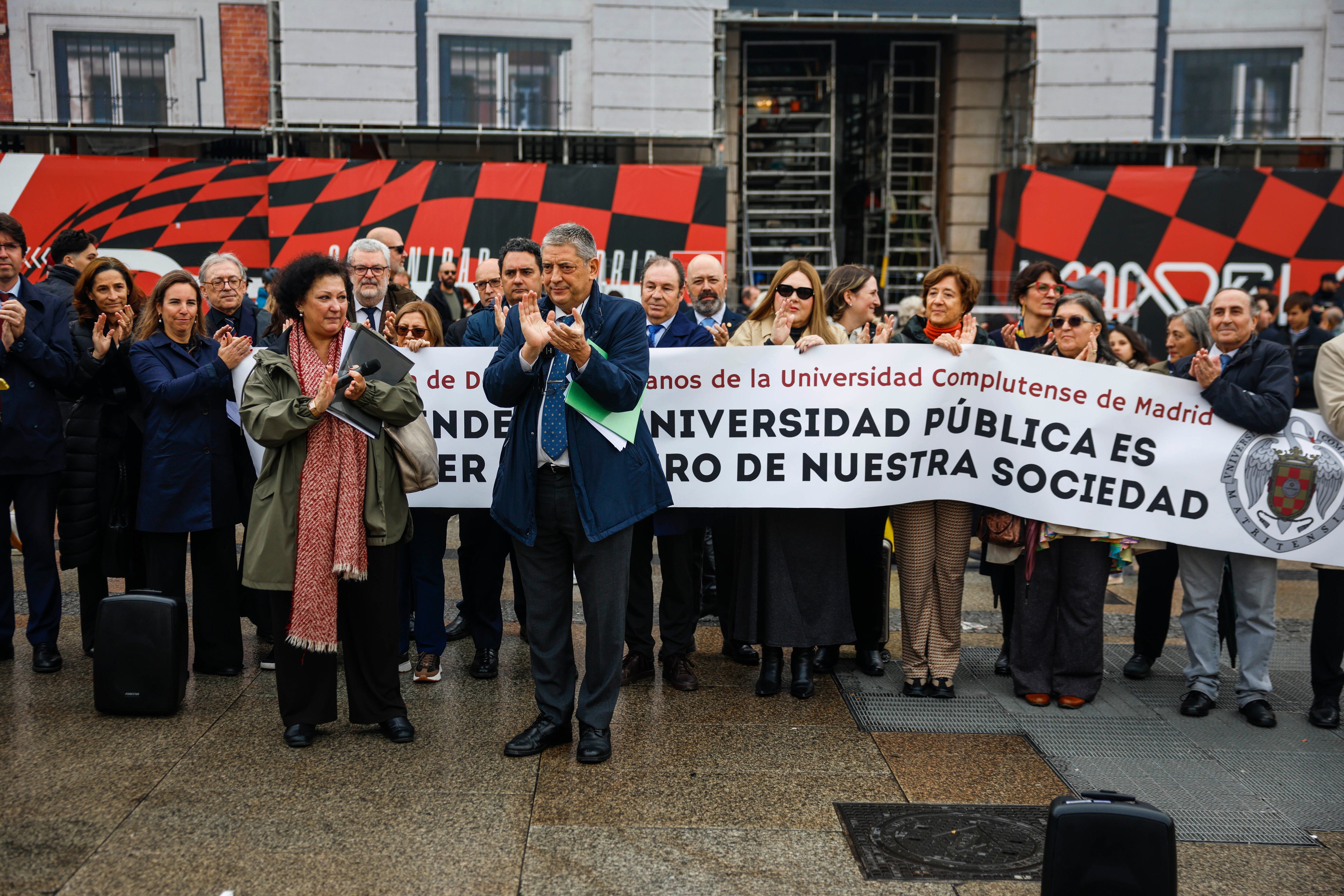 Los 26 decanos de la Universidad Complutense leen su manifiesto en la Puerta del Sol, el 14 de noviembre de 2025.