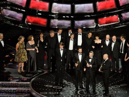 'El discurso del rey' ha cumplido su papel de favorita y ha ganado cuatro Oscar, todos en categorías de primera línea: actor, película, guión original y director. Los productores y todo el reparto han subido al escenario para recibir la estatuilla