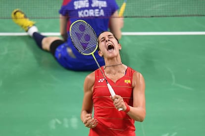 La jugadora de bádminton de España Carolina Marín celebra su victoria ante Ji Hyun Sung de Corea del Sur durante su partido de cuartos de final de bádminton.