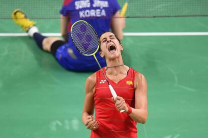 La jugadora de bádminton de España Carolina Marín celebra su victoria ante Ji Hyun Sung de Corea del Sur durante su partido de cuartos de final de bádminton.