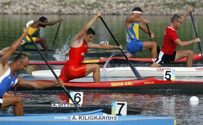 El palista David Cal (de rojo, en el centro) durante la clasificación de C1-1000 en los Juegos Olímpicos de Pekín 2008, el 18 de agosto de 2008.