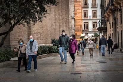 Varios transeúntes por el centro de Valencia, este lunes.