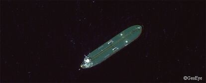 Imagen obtenida por satélite el pasado 20 de noviembre del petrolero secuestrado en aguas somalíes 'Sirius Star'