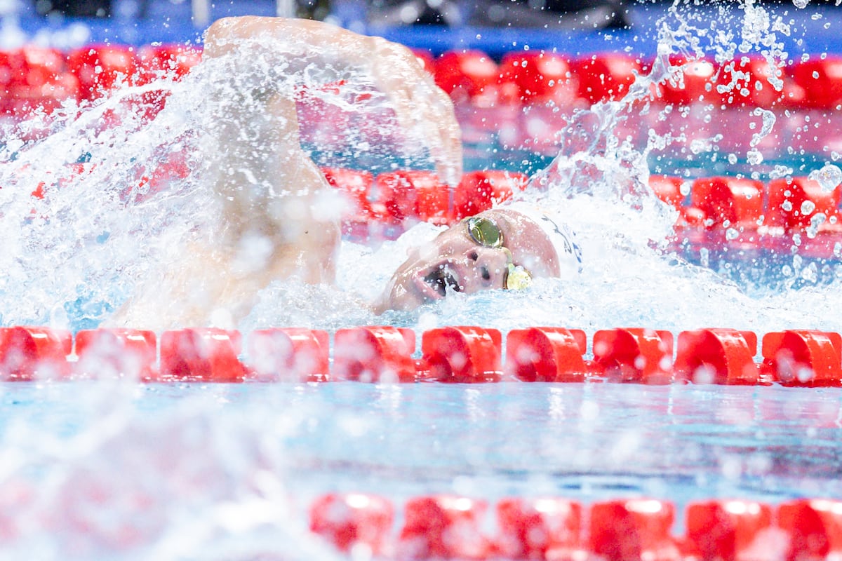 Francia se apoya en una posta supersónica de Marchand para ganar la plata en 4x200
