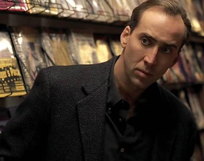 A meio caminho entre ‘Morte ao Vivo’ e ‘Se7en – Os Sete Crimes Capitais’, este ‘thriller’ de mistério se baseia tanto no sadismo dos assassinatos gravados da vida real que se esquece de ser... misterioso. Nicolas Cage busca justiça com a ajuda de Joaquin Phoenix, que interpreta a um tatuadíssimo vendedor de vídeos caseiros com o cabelo azul e um desses nomes que simplesmente só existem nos filmes: Max California. O principal problema de ‘8 Milímetros’ é que, obcecado com seus efeitos, não consegue ir além do filme que você imagina quando lê a sinopse. Não há viradas, não há tensão, nem sequer há uma mega-atuação por parte de Cage. Tem que ser muito flácido um ‘thriller’ sobre os ‘snuff movies’ para que ninguém se lembre dele.