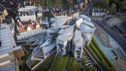 Vista aérea del edificio del Parlamento Escocés, obra del arquitecto catalán Enric Miralles, en Holyrood, Edimburgo.