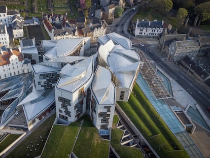 Vista aérea del edificio del Parlamento Escocés, obra del arquitecto catalán Enric Miralles, en Holyrood, Edimburgo.