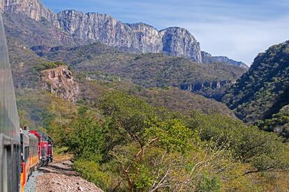 El Chepe Express recorre más de 600 kilómetros por estas sierras, desde Chihuahua hasta Los Mochis, en el Estado de Sinaloa.
