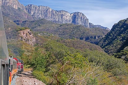 El Chepe Express recorre más de 600 kilómetros por estas sierras, desde Chihuahua hasta Los Mochis, en el Estado de Sinaloa.