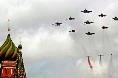 El acto ha comenzado con los pasos de tres soldados que han cruzado la plaza Roja portando la bandera del Ejército ruso, la misma que el ruso Mijaíl Yegórov y el georgiano Melitón Kantaria izaron sobre el Reichstag de Berlín hace 60 años, poniendo fin al régimen nazi de Alemania.