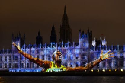 La imagen del atleta jamaicano Usain Bolt proyectada en el Parlamento británico durante la ceremonia de apertura de los Juegos Olímpicos de Londres.