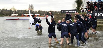 Los componentes del equipo de Oxford celebran la victoria.