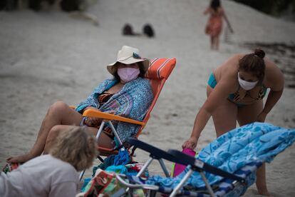 Bañistas, en la playa de Burela el 11 de julio, con mascarilla, donde es obligatorio su uso incluso en la playa.