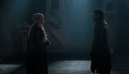 Daenerys vuelve por fin a Poniente al tomar posesión de Rocadragón, que fuera primer asentamiento de los Targaryen. Allí conoce a Jon Nieve, al que se niega a reconocer como Rey en el Norte y al que recuerda que los Stark prometieron ser leales a los Targaryen a perpetuidad. Daenerys le deja claro a Jon de forma vehemente cuál es su único y ansiado objetivo: "yo nací para reinar en los siete reinos y así lo haré".