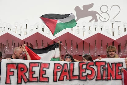 Un grupo de personas se congrega frente al Palazzo del Cinema para convocar una manifestación en apoyo al pueblo palestino.