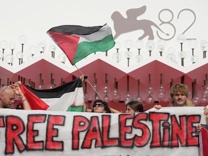 Un grupo de personas se congrega frente al Palazzo del Cinema para convocar una manifestación en apoyo al pueblo palestino.