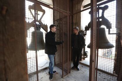 Luis Baldó y Carlos Jiménez, en el campanario de la iglesia de San Ildefonso de Madrid.